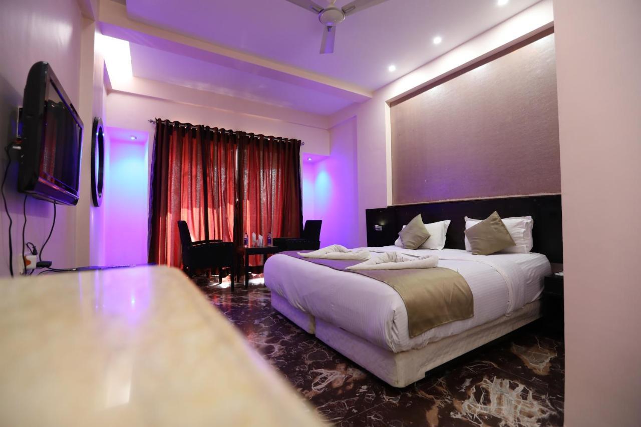 Hotel Aristro Lonavala Kültér fotó