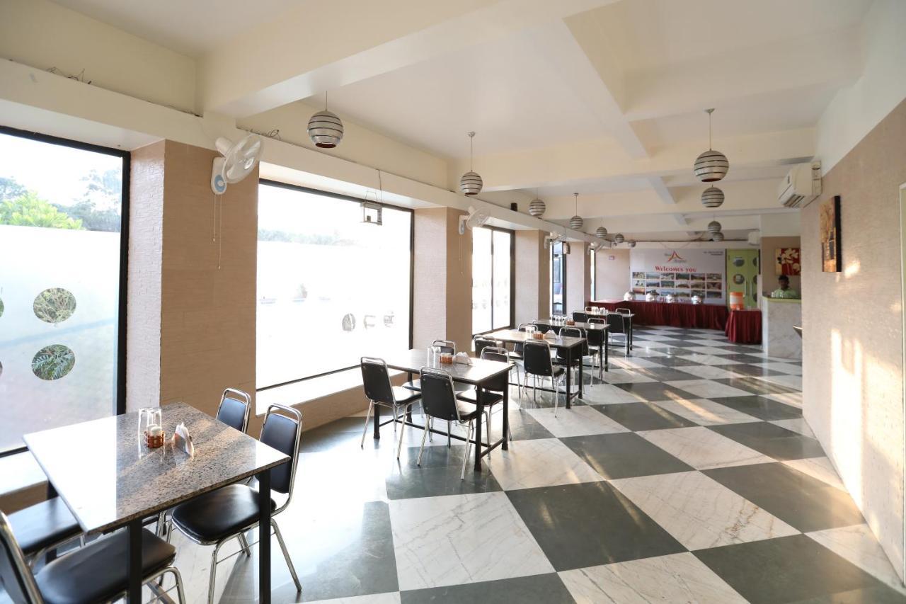 Hotel Aristro Lonavala Kültér fotó