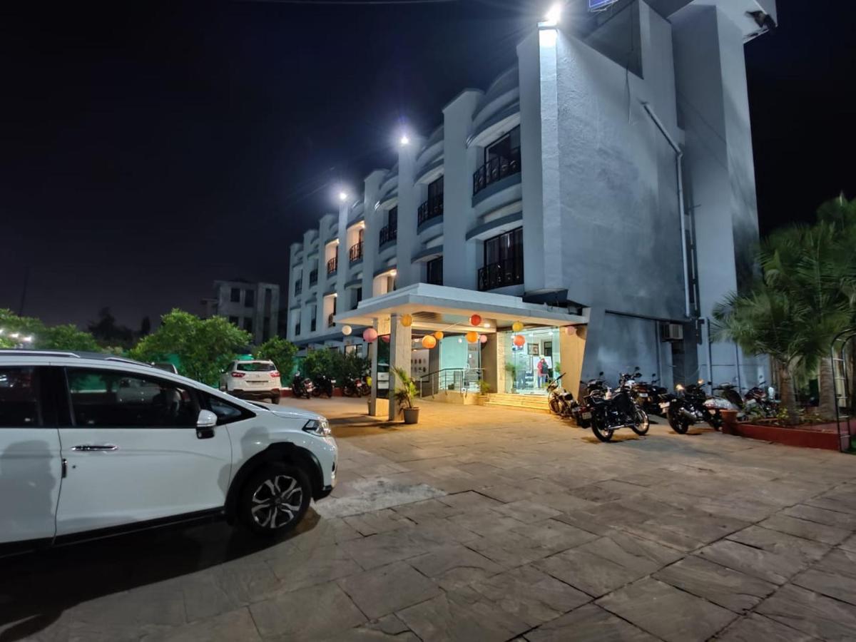 Hotel Aristro Lonavala Kültér fotó