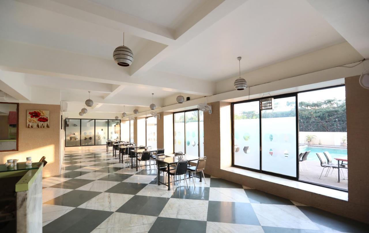 Hotel Aristro Lonavala Kültér fotó