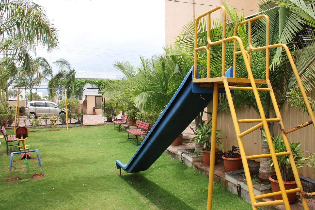 Hotel Aristro Lonavala Kültér fotó