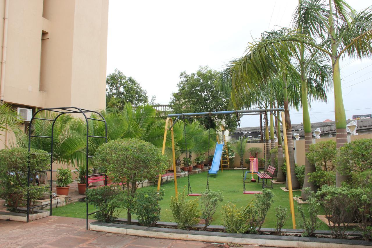 Hotel Aristro Lonavala Kültér fotó