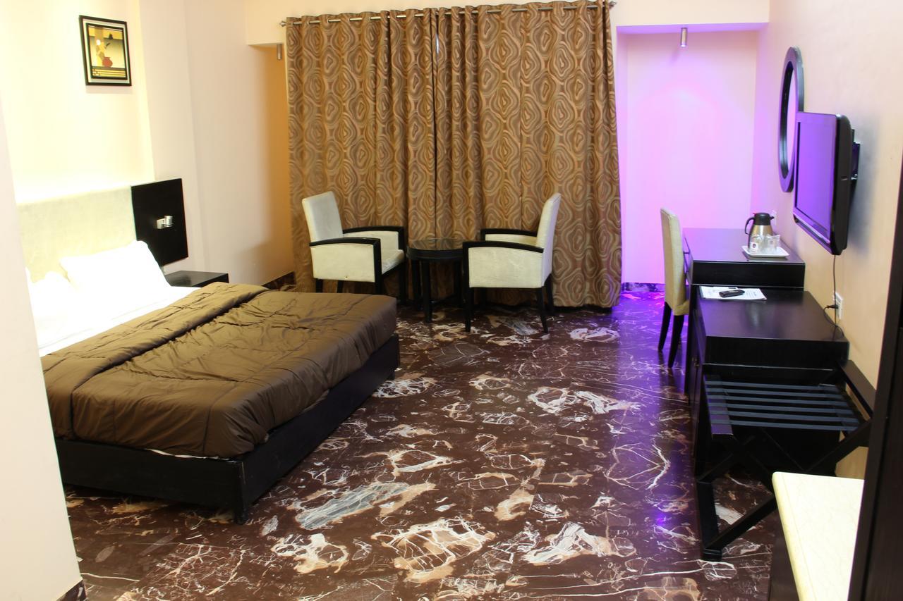 Hotel Aristro Lonavala Kültér fotó