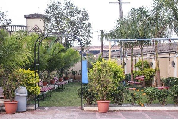 Hotel Aristro Lonavala Kültér fotó